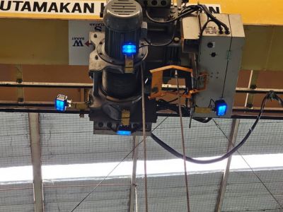 Safety warning light hoist crane